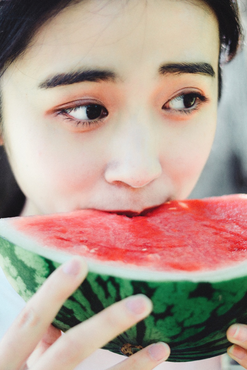 夏日里的吃瓜少女