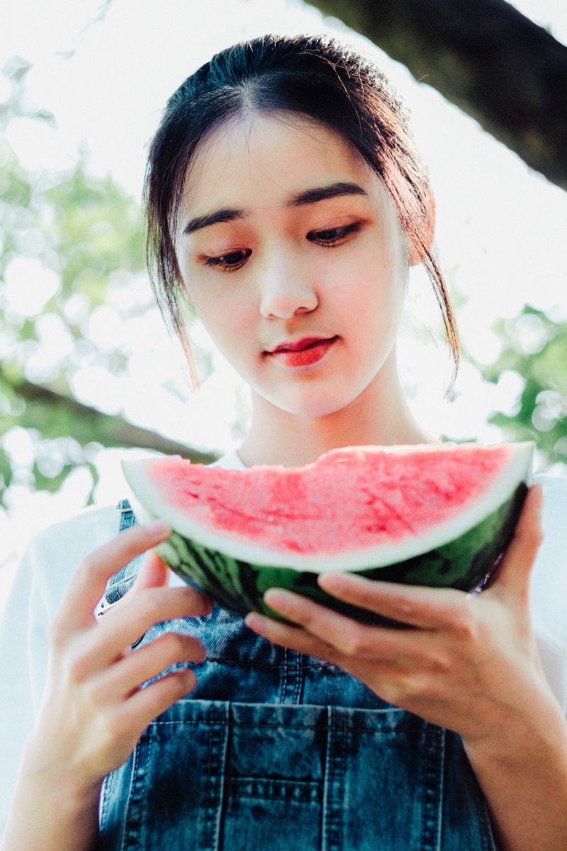 夏日里的吃瓜少女