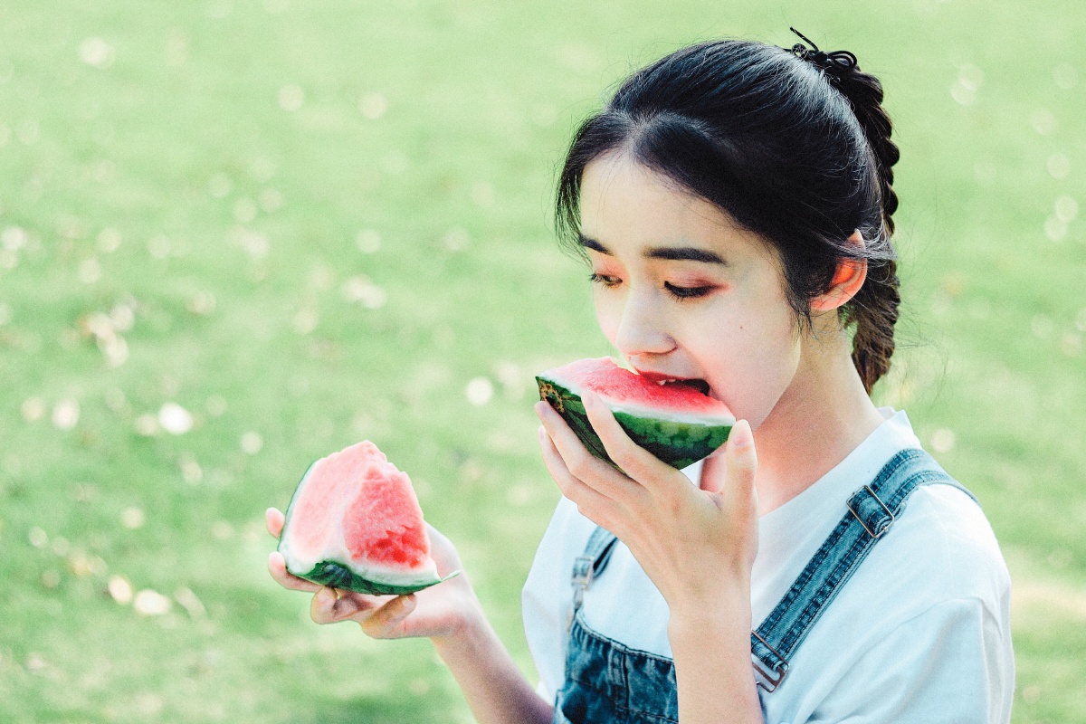 夏日里的吃瓜少女