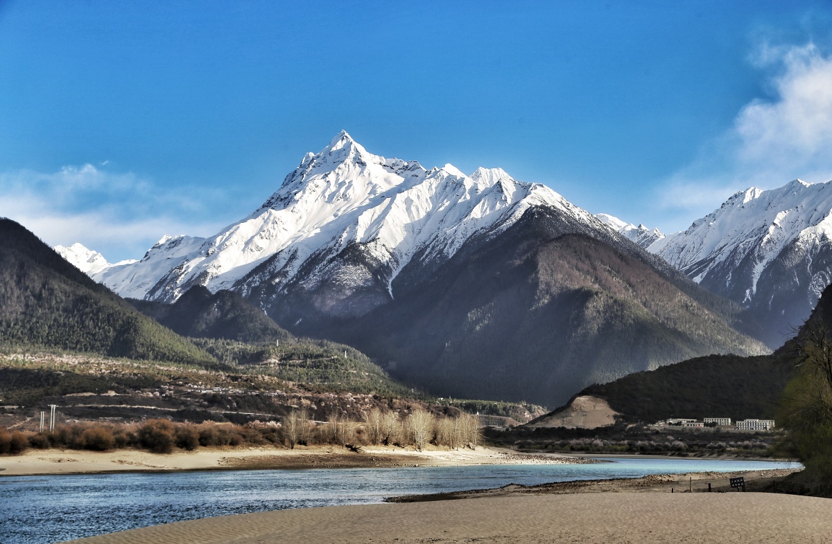 多雄拉雪山几乎和南迦巴瓦峰并立于雅鲁藏布江边和南迦巴瓦一样处于