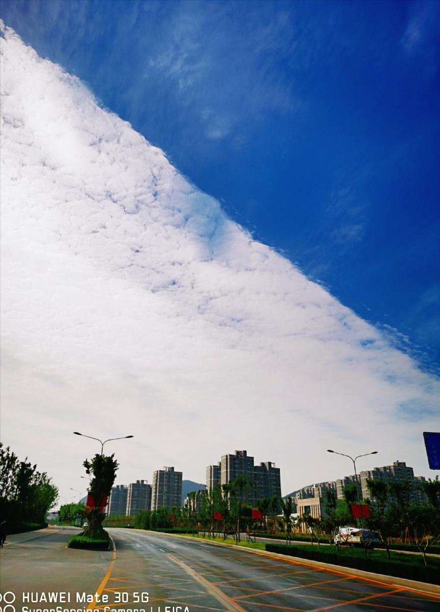 济南天空惊现半边天呈现一半白雪一半碧空的美丽景观白云如雪碧空如洗