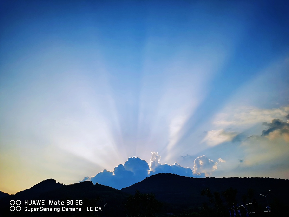 昨天傍晚济南天空惊现耶稣光也叫丁达尔现象被黑云遮住的太阳透过黑云