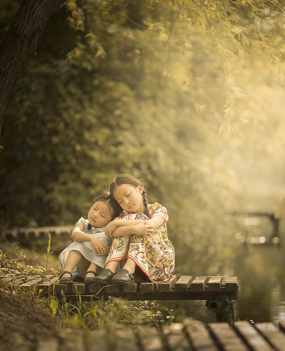 暖阳下的小姐妹