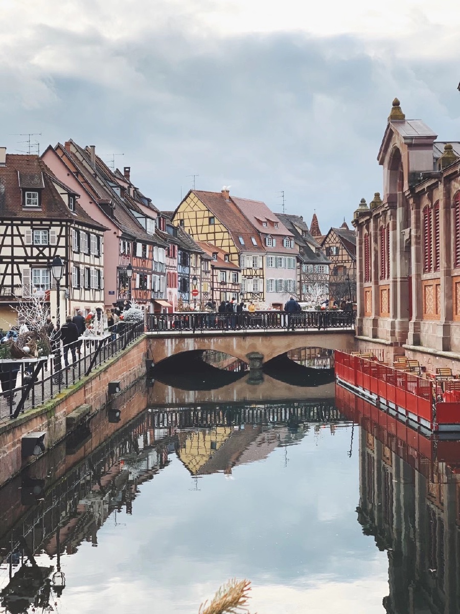 科尔马(colmar)是法国东北部阿尔萨斯的一个小镇,也是上莱茵省首府.