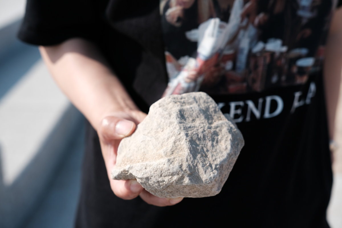 静止在妈妈手上的石头