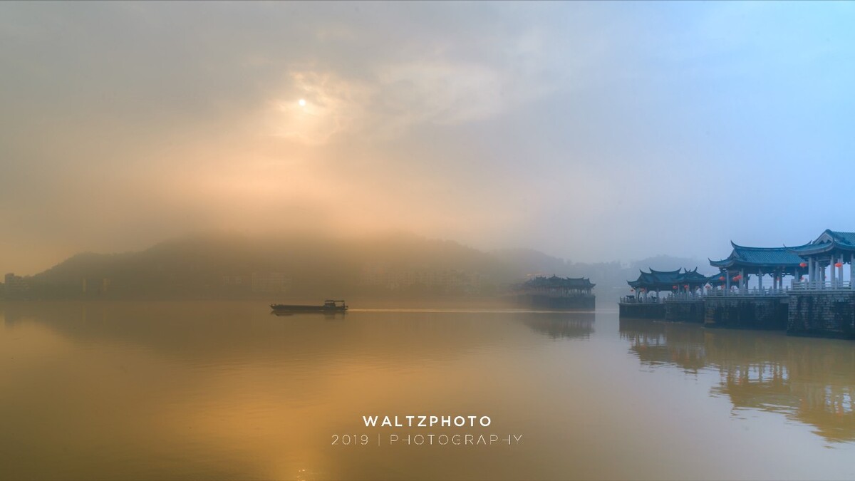 突破迷雾的曙光<br />
——20190422早晨，浓雾，能见度很低，大约20米外己朦胧不清，整个古城、古桥、韩山、韩水几乎完全消失于迷雾中……