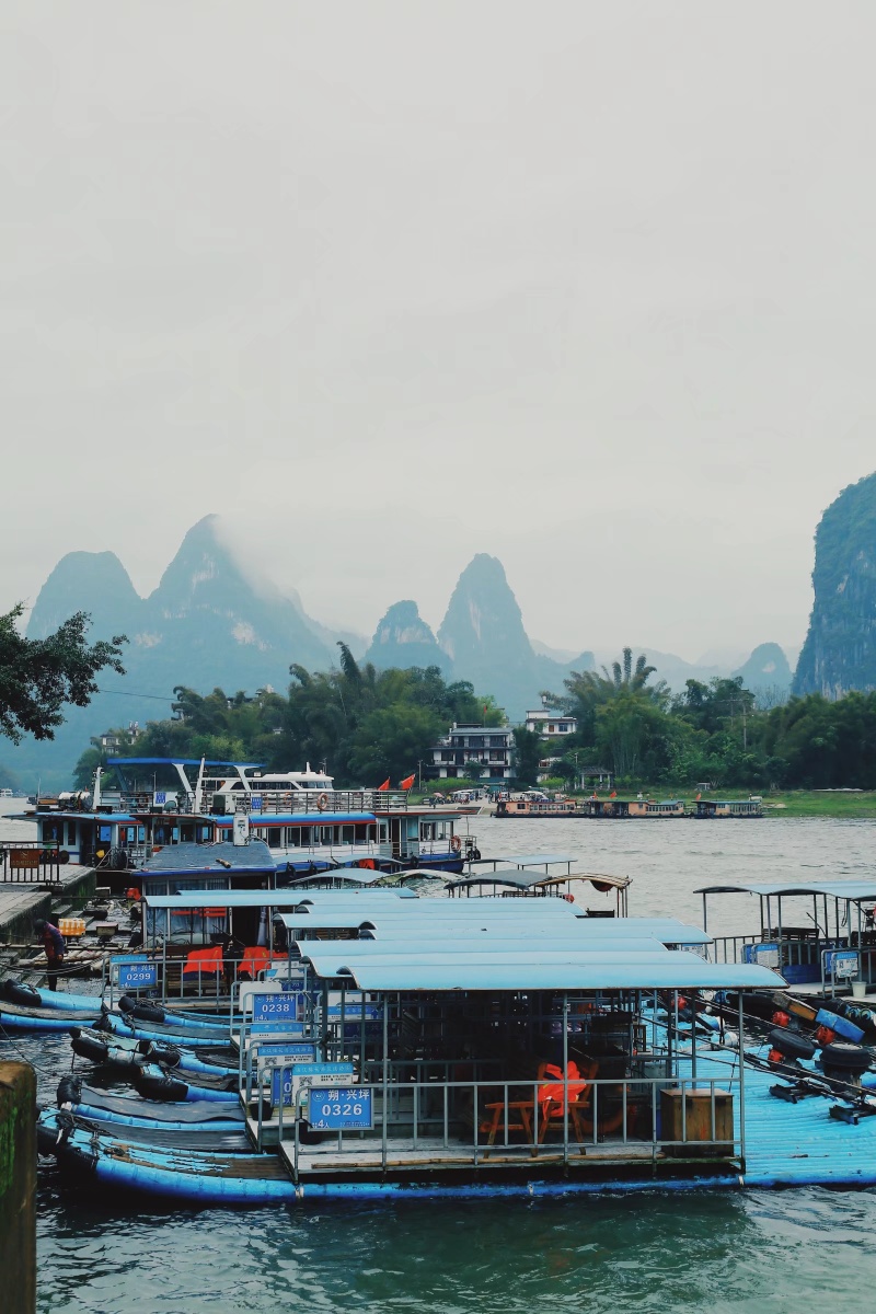 兴坪码头是最热闹?的地方,待渡的游客?,摆渡的船夫?,叫卖的当地人?