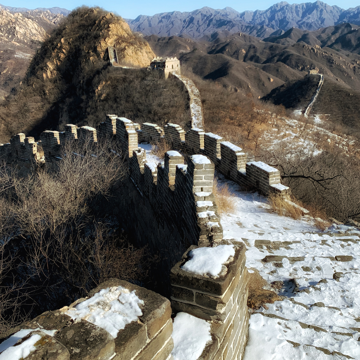 初雪初冬寒风凛冽的北京大庄科段长城非常雄伟壮观美丽