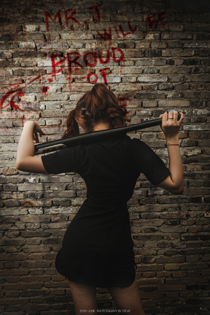 黑色旗袍棒球少女