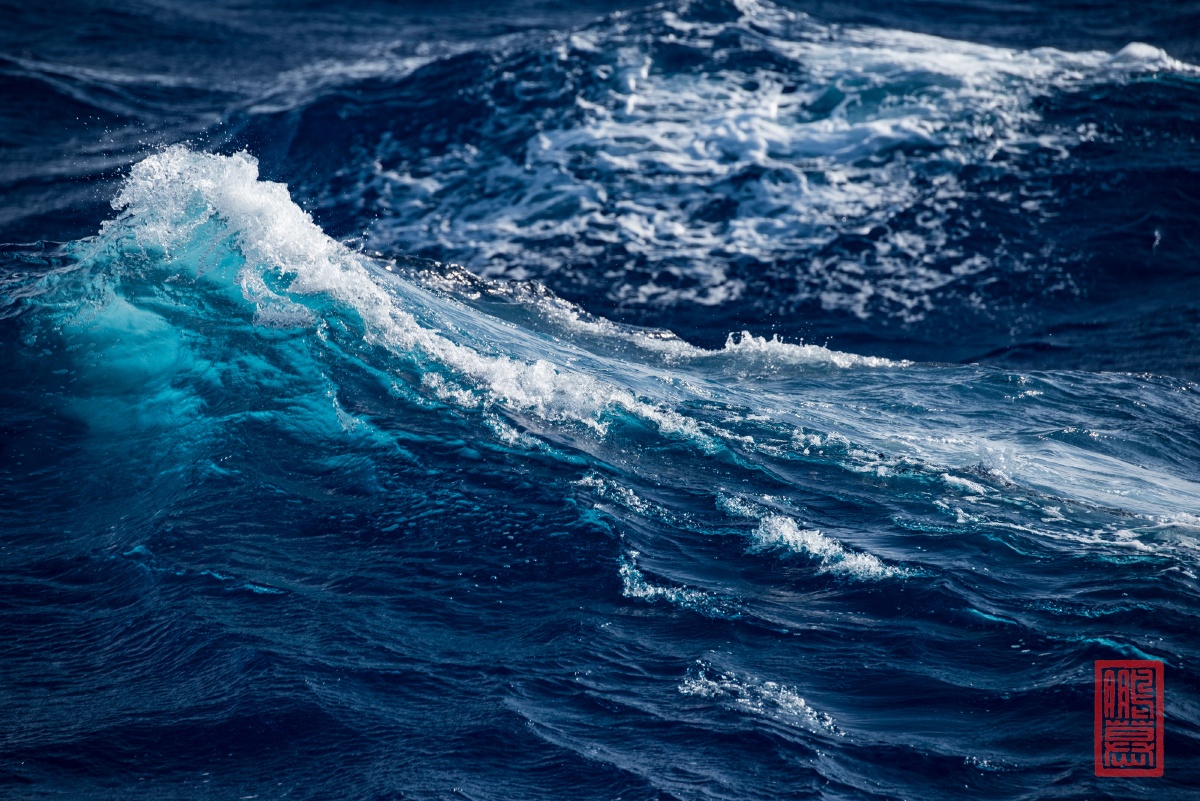 作品《海洋之心》,当阳光透过卷起的浪花,出现一种晶莹剔透的蓝,那正