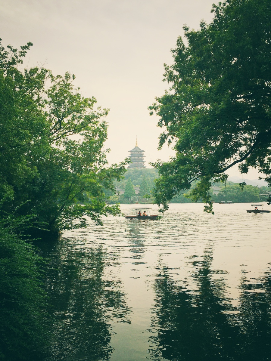 杭州西湖,远处的雷峰塔