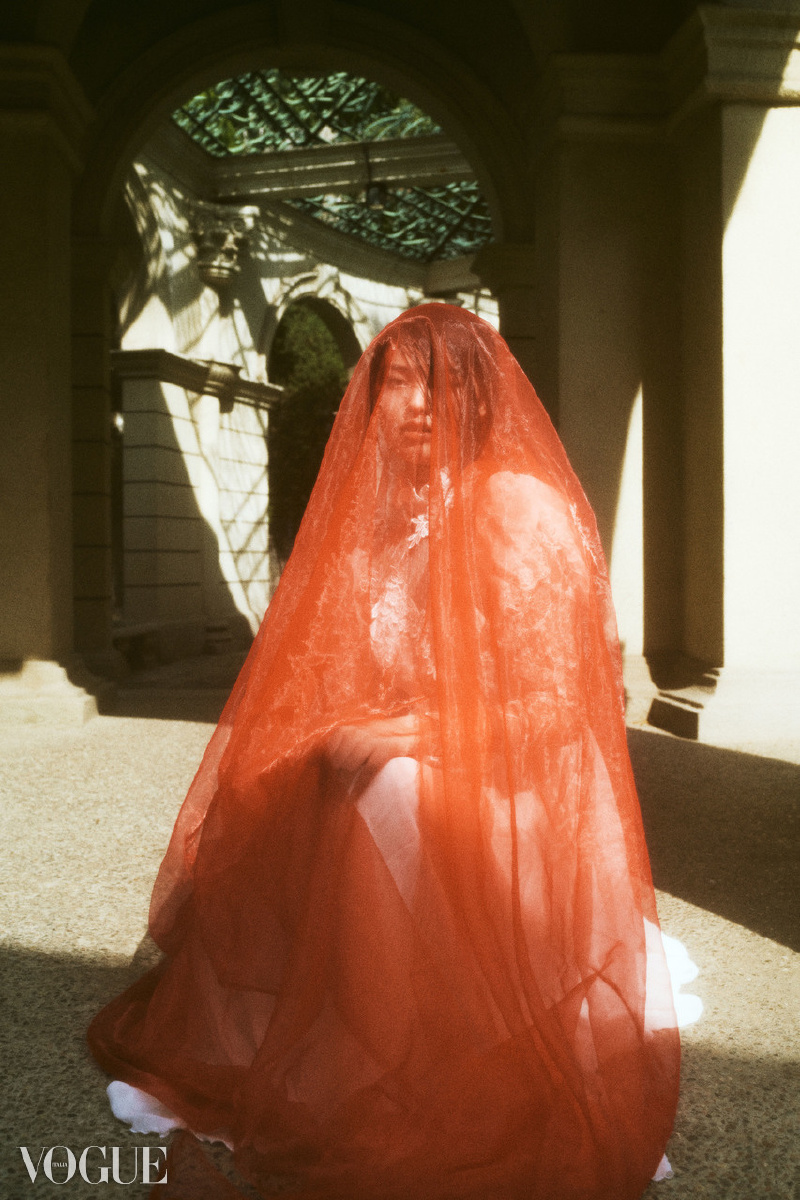 我的vogueitalia收录作品驻于北京的欧洲小镇人定湖公园的红纱少女