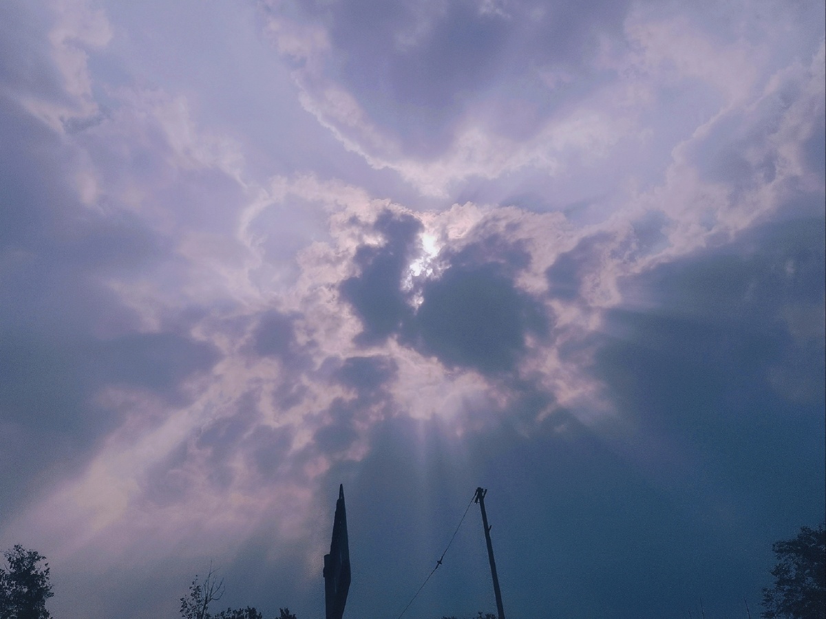 阳光透过淡薄的云层照耀着白茫茫的大地反射出银色的光芒耀得人眼睛发