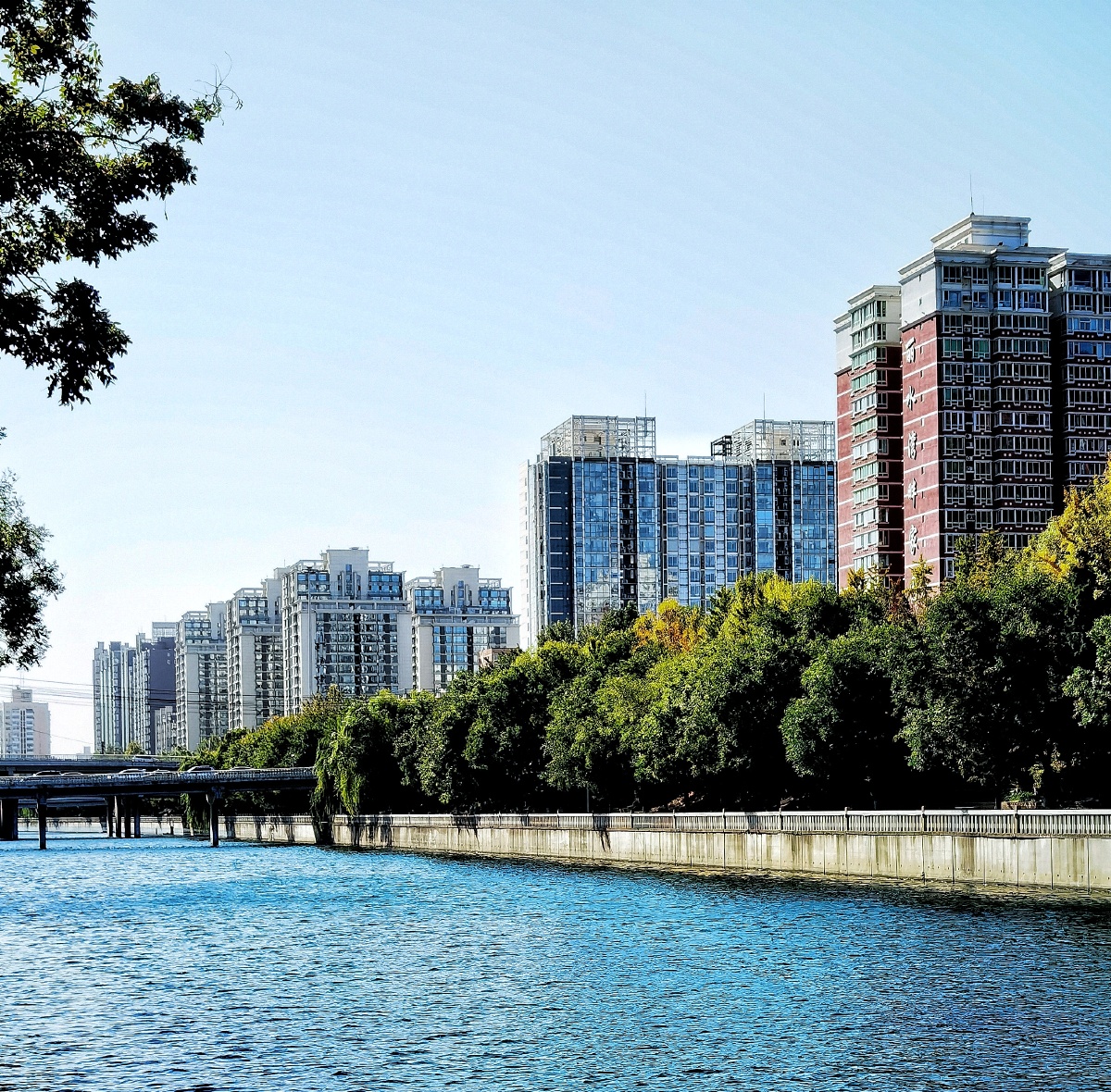 北京朝阳区通惠河两岸风景.
