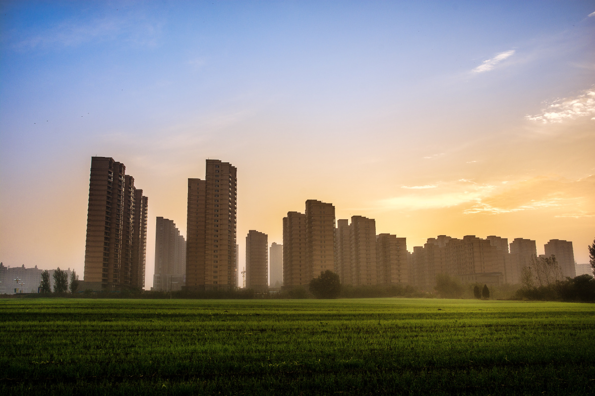 城市化进程一直在推进,城市边缘的楼盘像雨后春笋一样,在耕地上生长.
