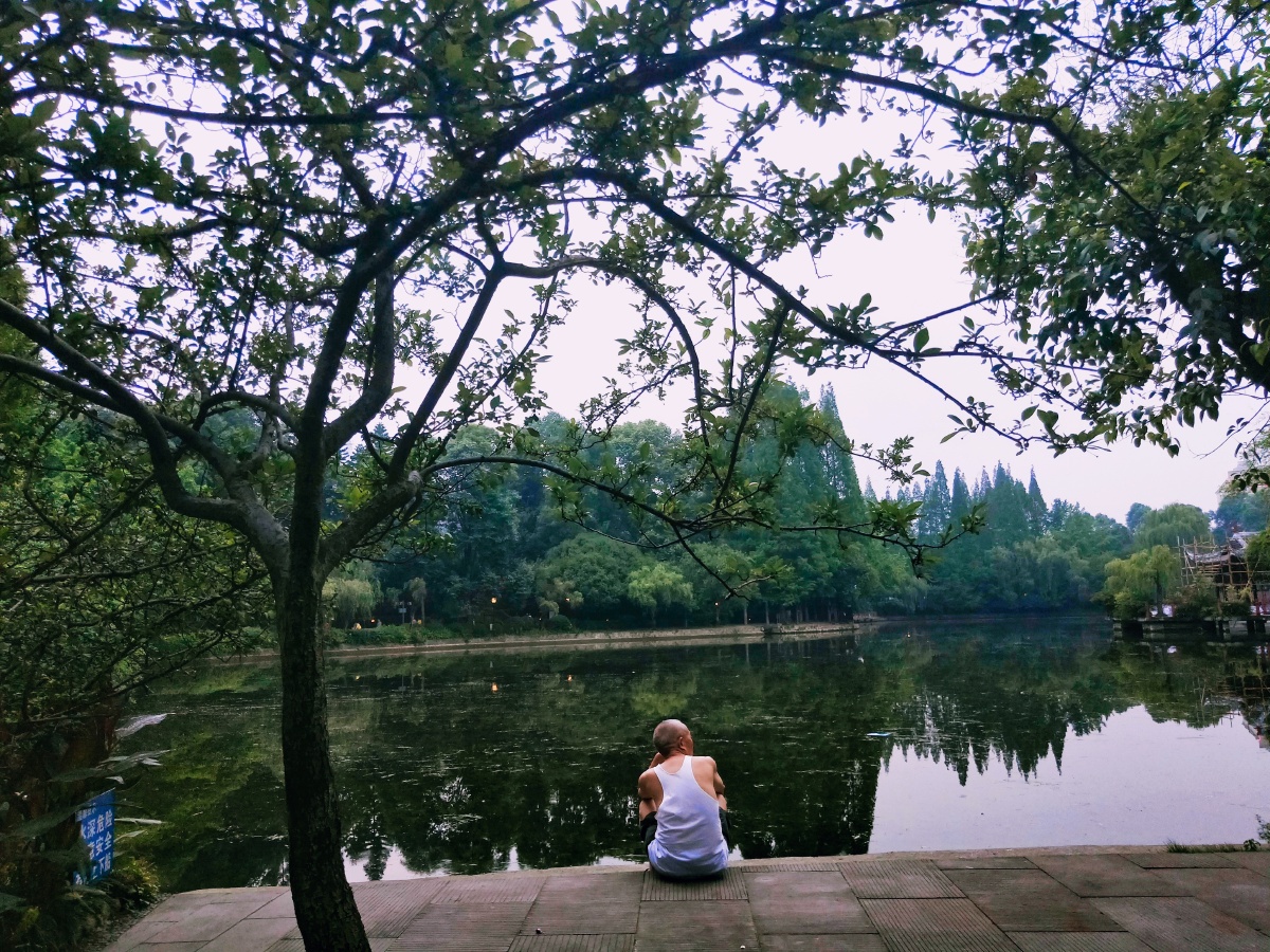 无名老者公园乘凉