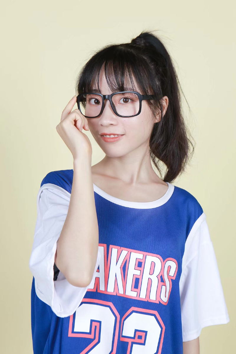 穿着足球服玩篮球 - 林小曦拍摄号