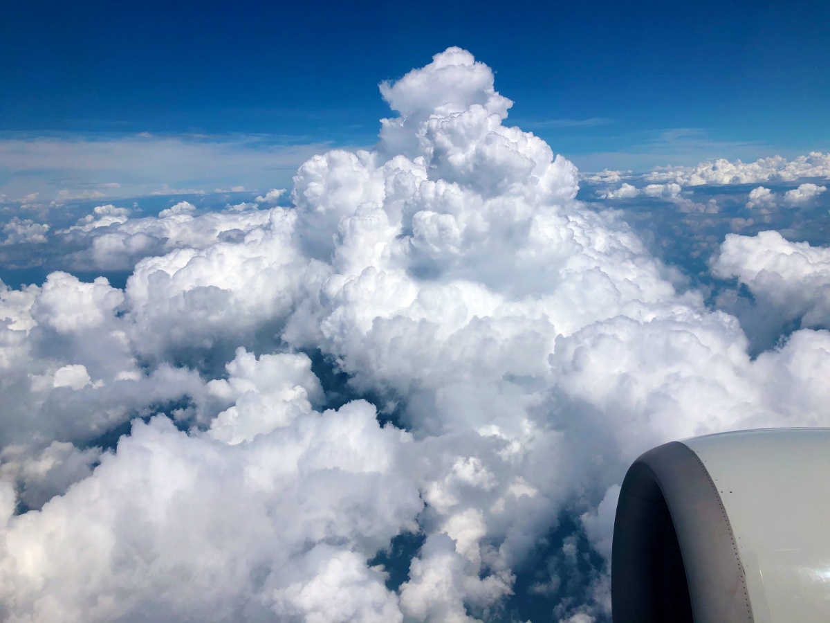 最喜欢飞机靠窗位置,总能看到意想不到的云朵