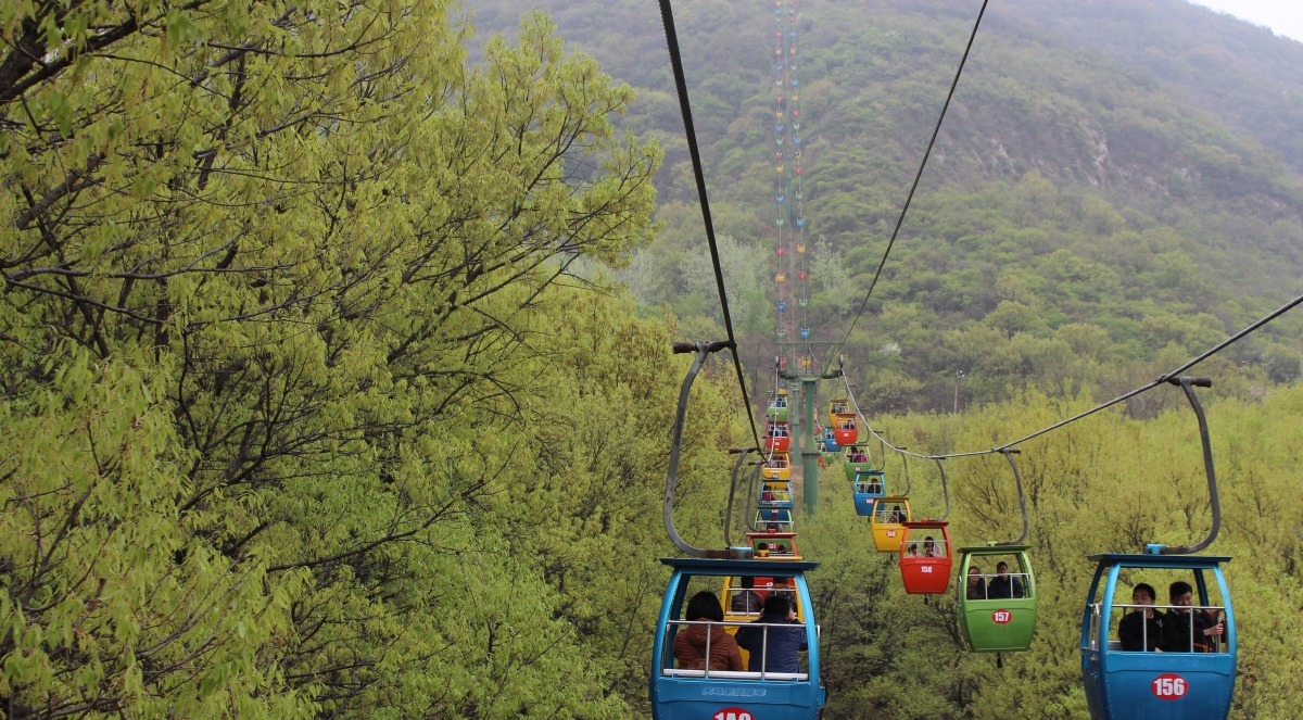 在嵩山,第一次坐缆车,恐高的我,在颤抖中拍摄