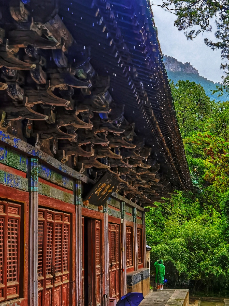 岱宗之阴遗世独立雨中观千年于济南长清区灵岩寺