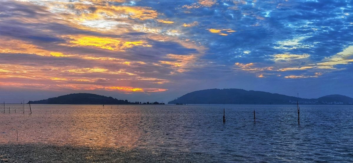 太湖日出于苏州西洞庭山