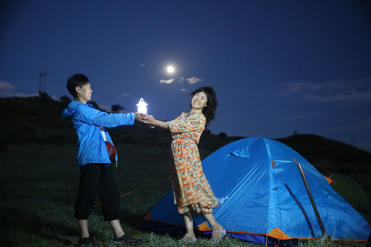 多伦湖畔逐落日月明风清共无眠