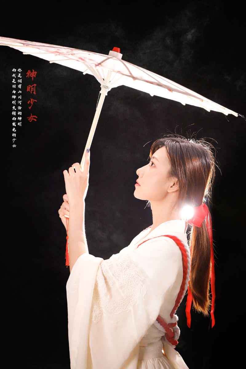 神明少女发光的女孩