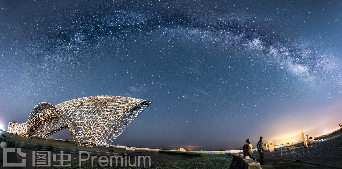 迟迟钟鼓初长夜，耿耿星河欲曙天——白居易《 长恨歌》