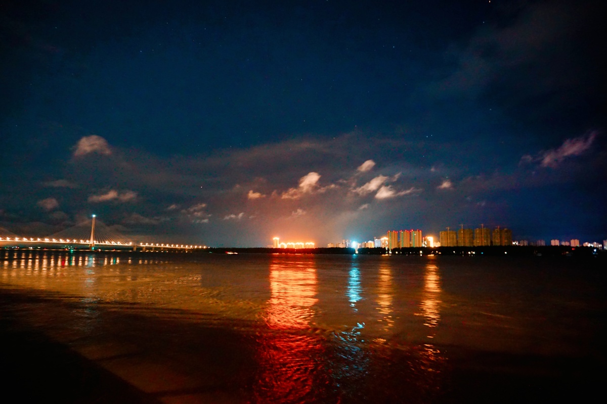 夜晚的暖灯照亮整个天空