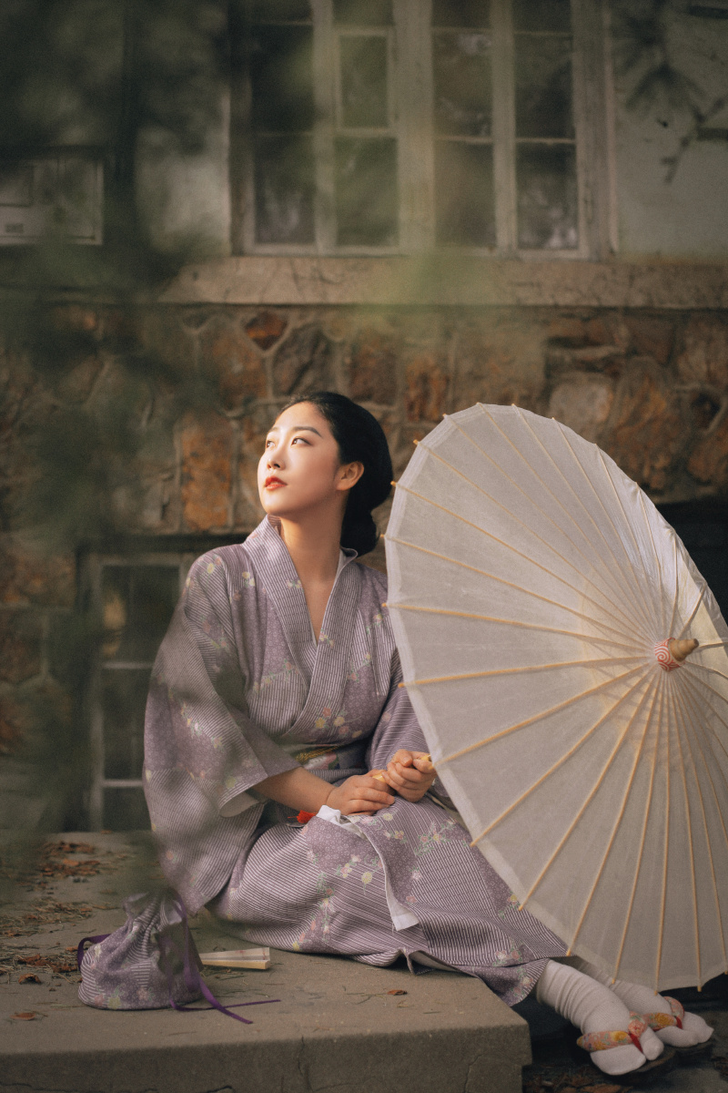 撑油纸伞的女人