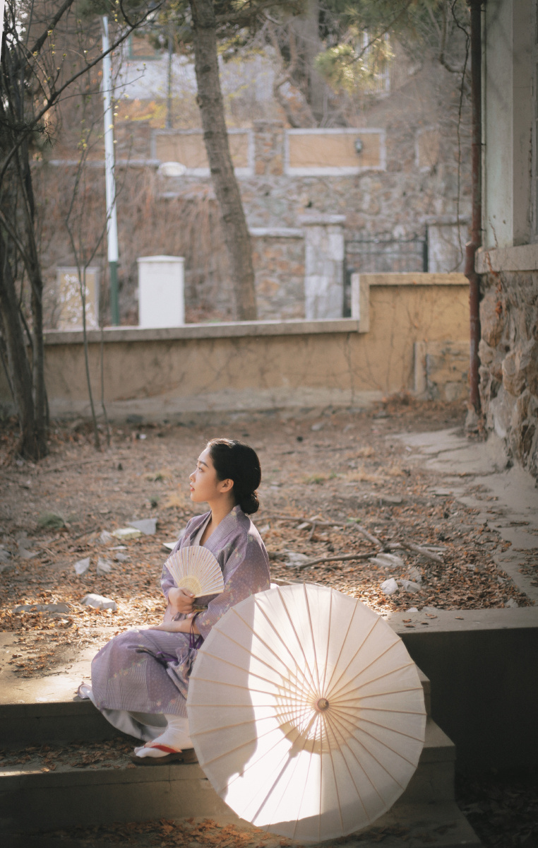 撑油纸伞的女人