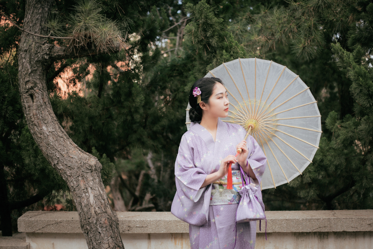 撑油纸伞的女人