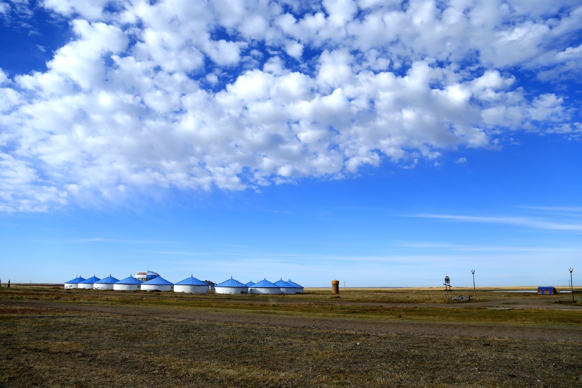 白云下的蒙古包