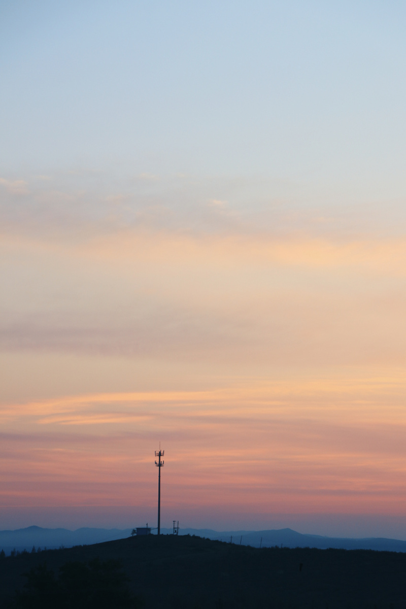 清晨五点的城市傍晚落日余晖的天空