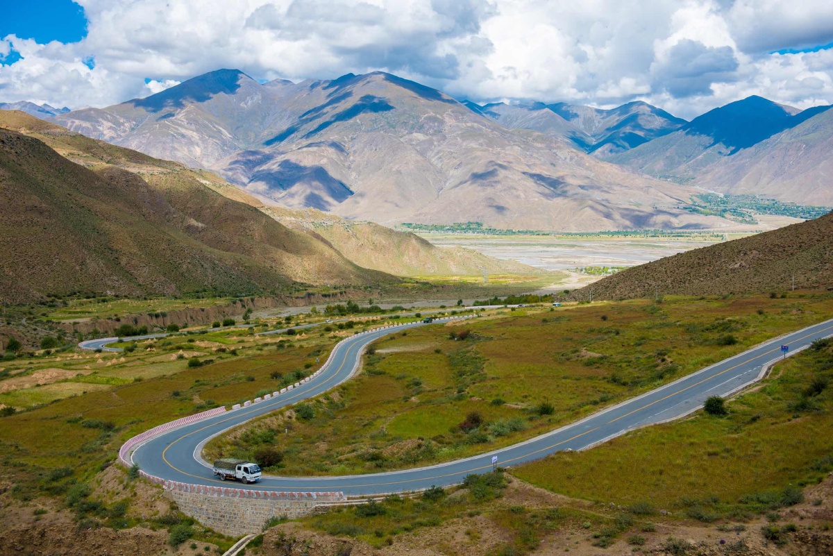 岗巴拉山的盘山公路