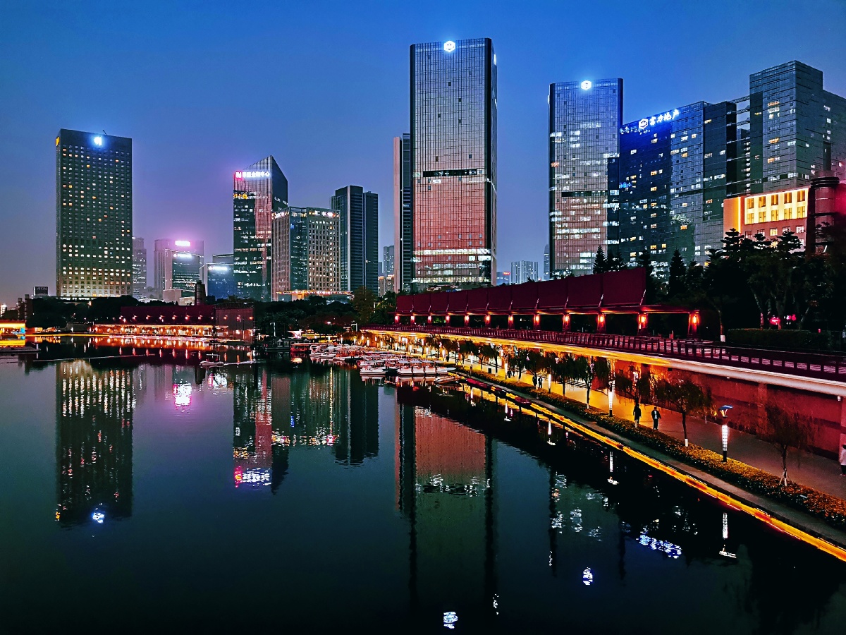 2021年1月19日,晴朗的夜晚,繁华的佛山广东金融高新区和千灯湖夜景. -