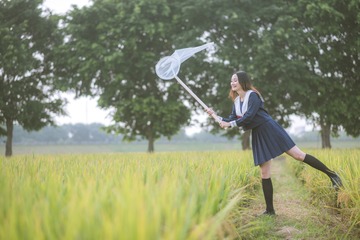 JK少女扑蝶