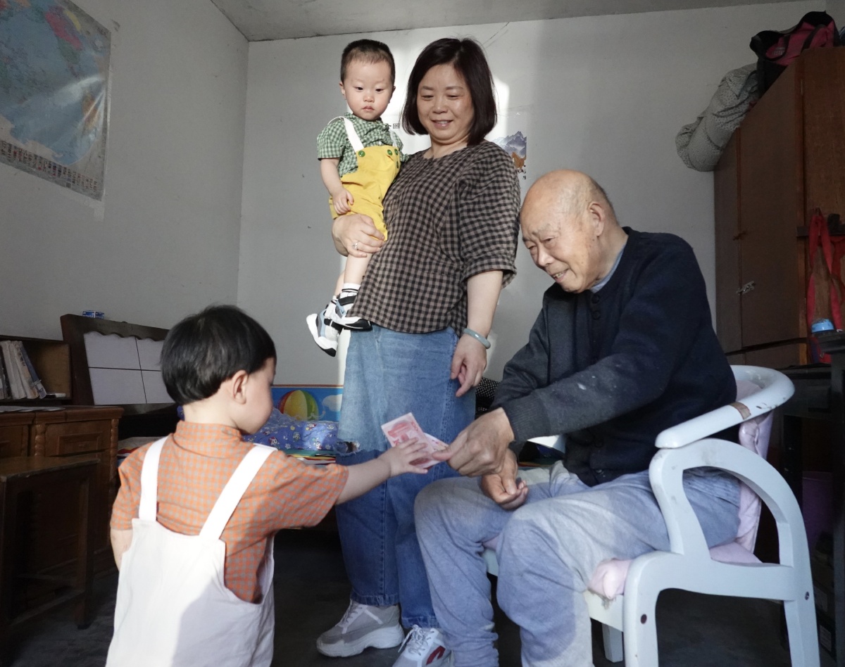 爷爷抱重孙子,爷爷带孩子,爷爷_大山谷图库