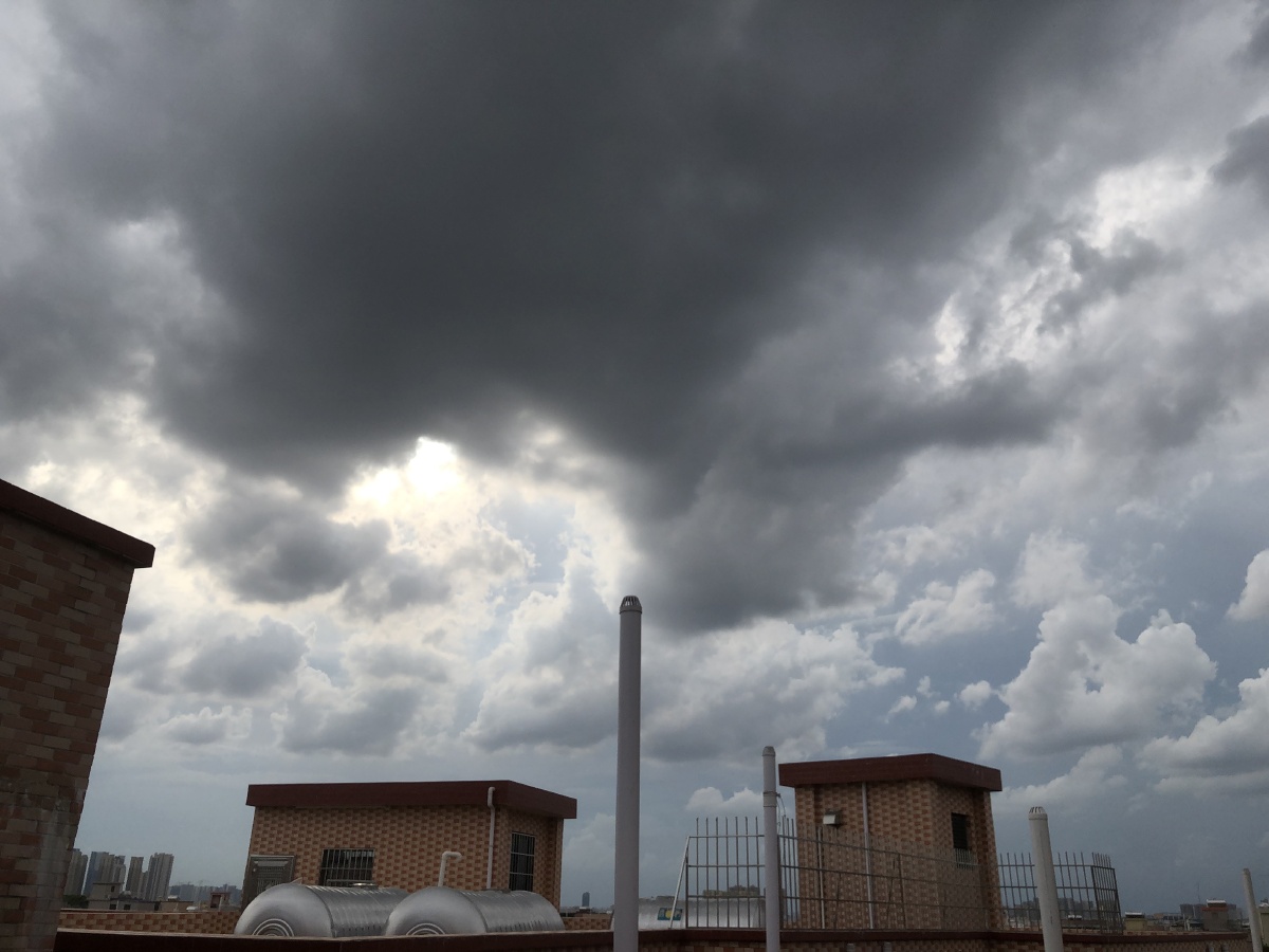 广州的天空十分钟内从晴天到阴天
