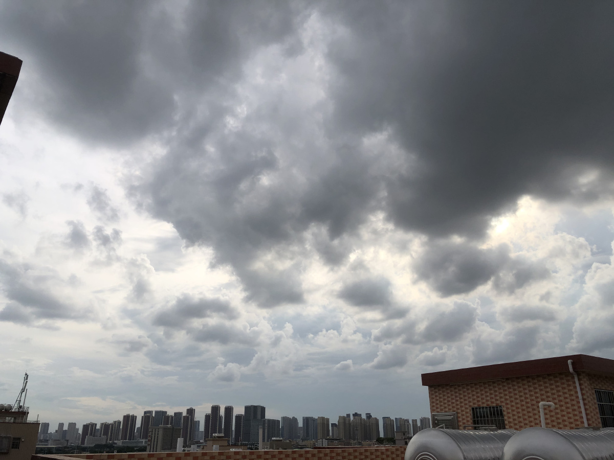 广州的天空十分钟内从晴天到阴天