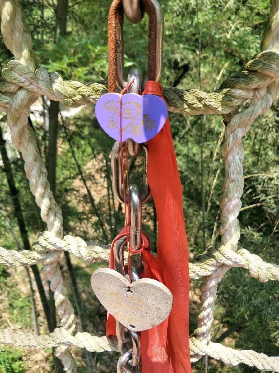 情人桥上情人锁