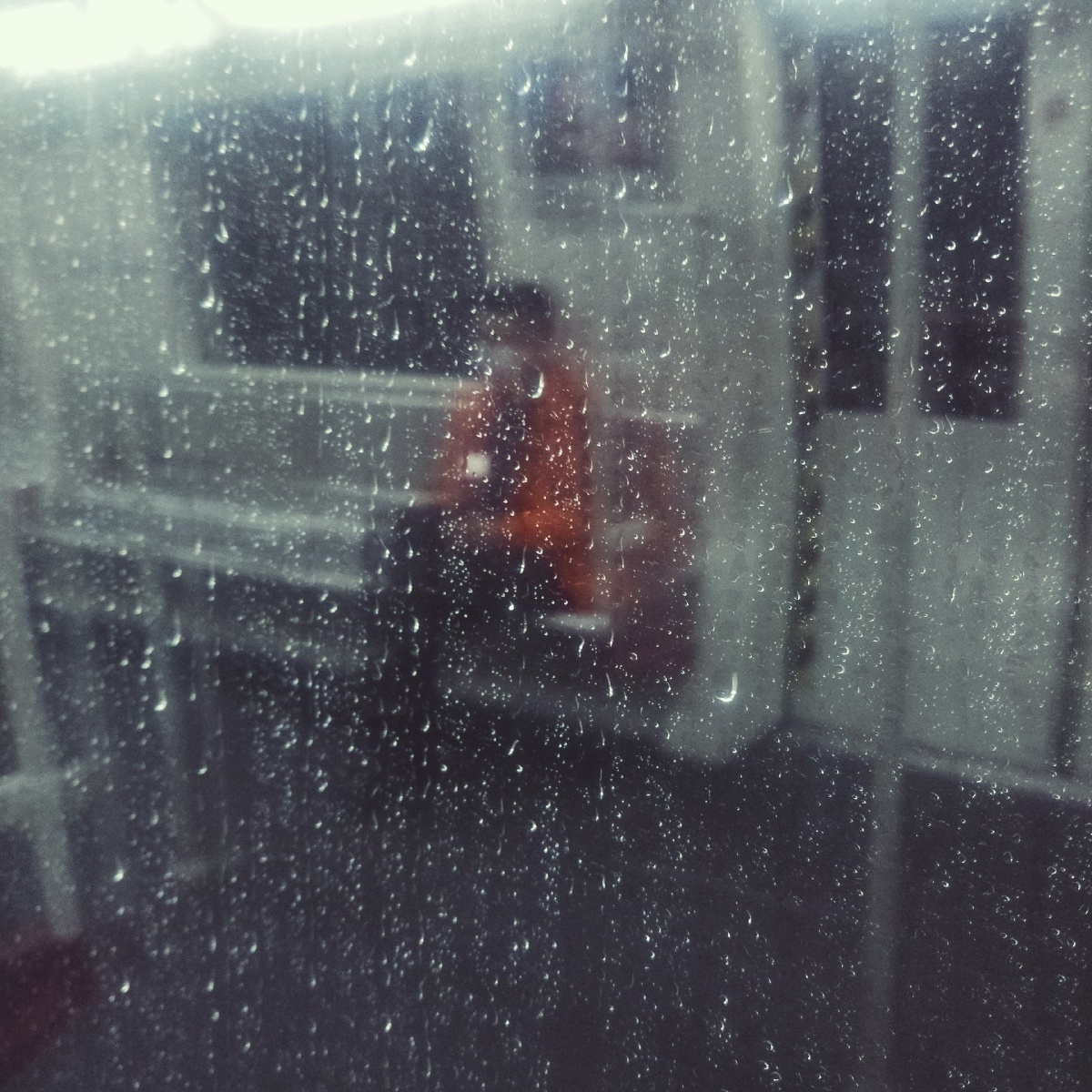 透风窗户看雨看人