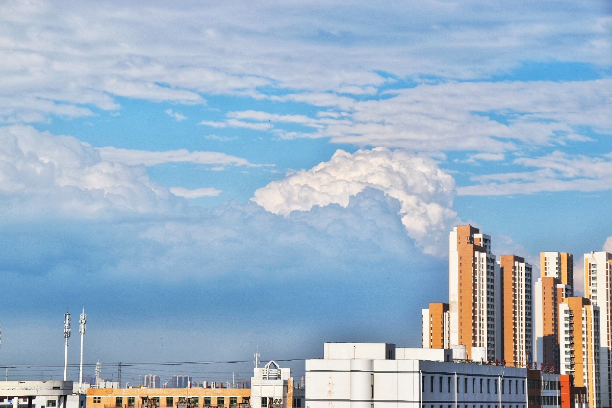 挂在天空中的棉花糖