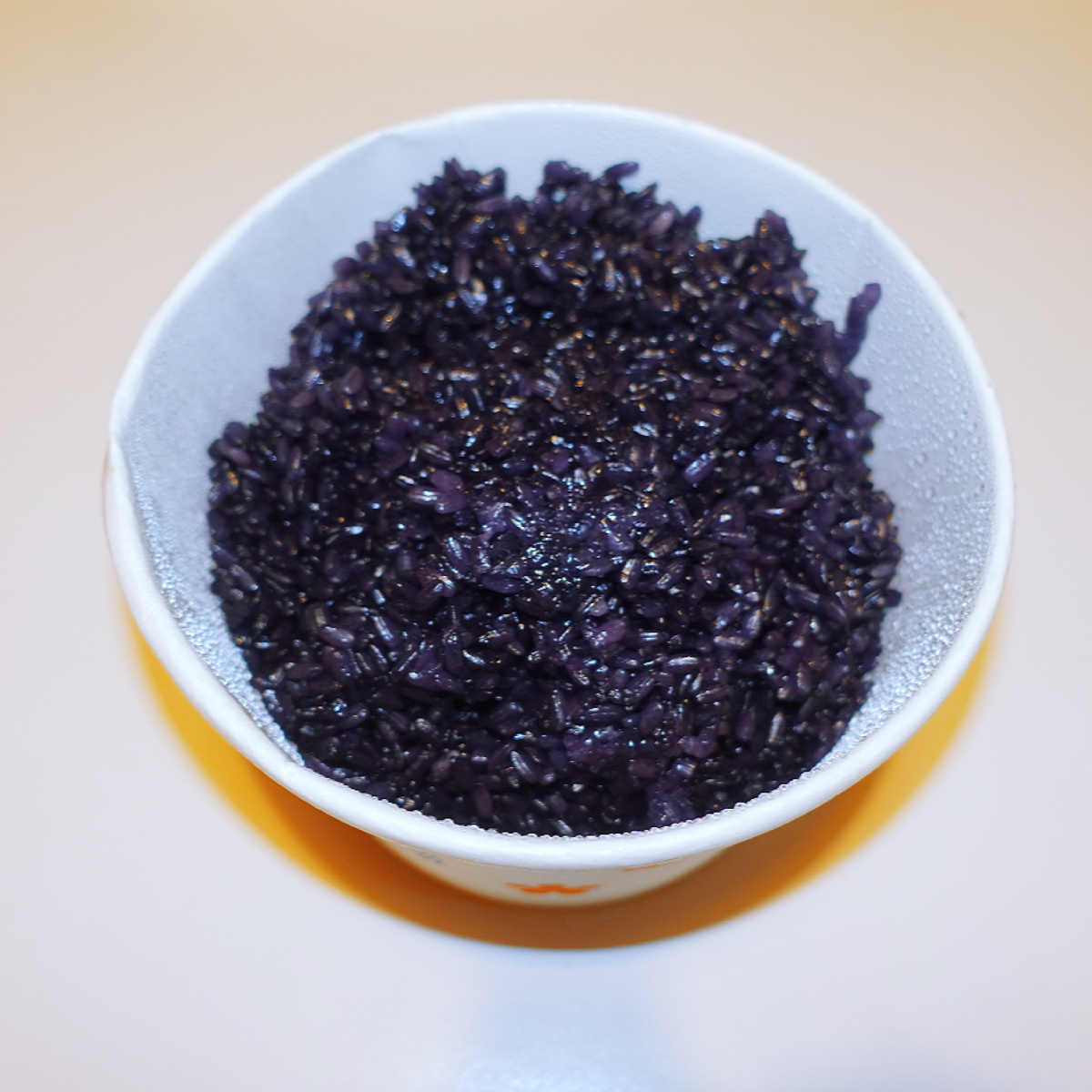 立夏吃乌米饭不同光线下的黑色