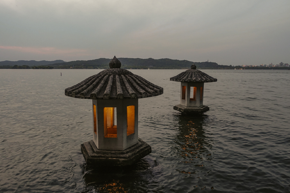 杭州西湖翠光亭旁边的小石塔