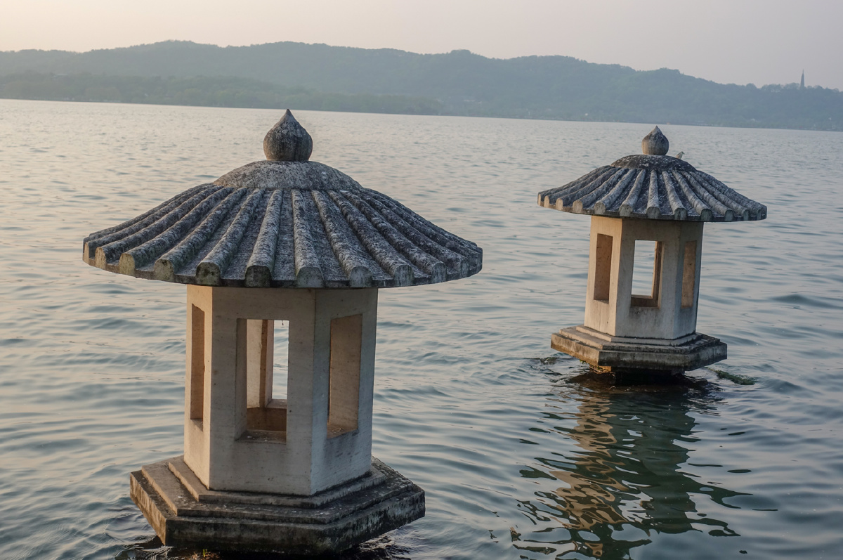 杭州西湖翠光亭旁边的小石塔