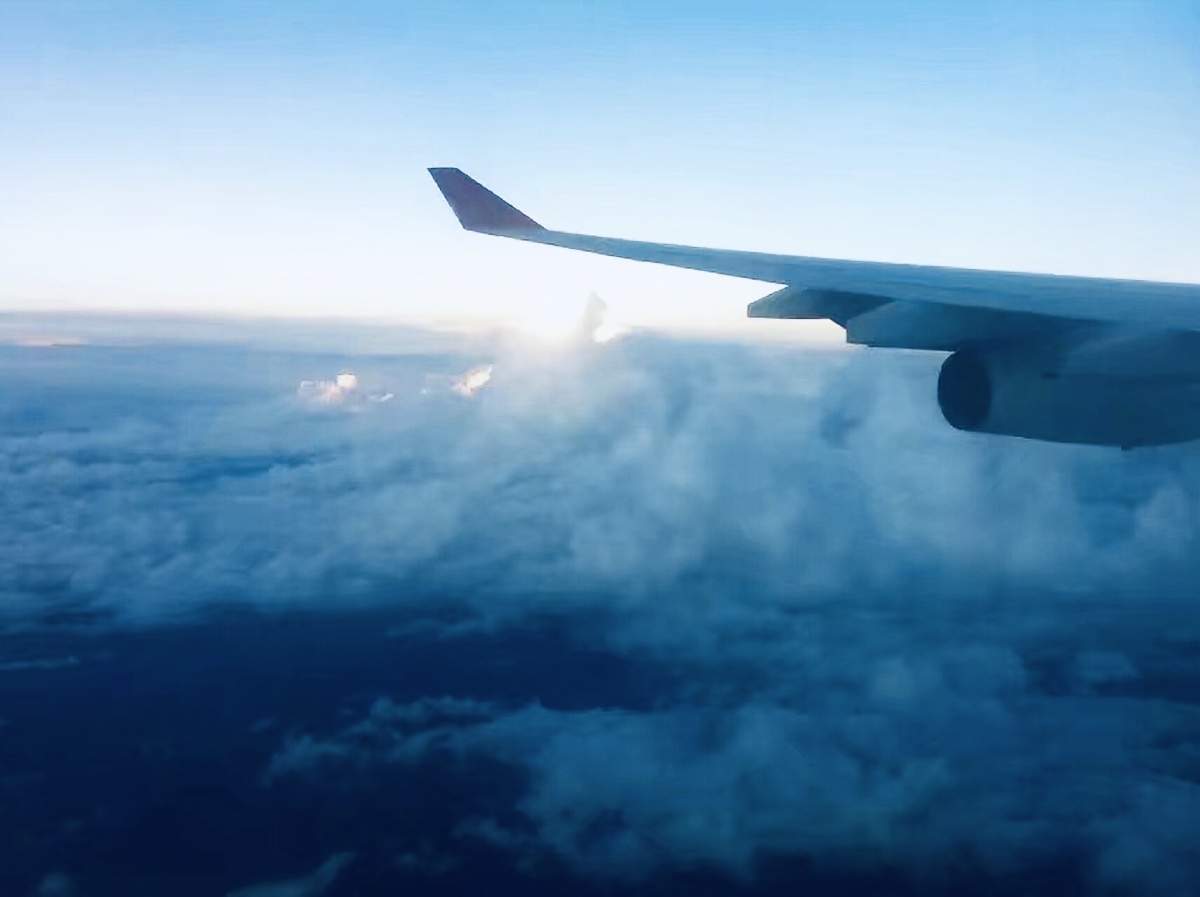 飞机在万米高空看云彩