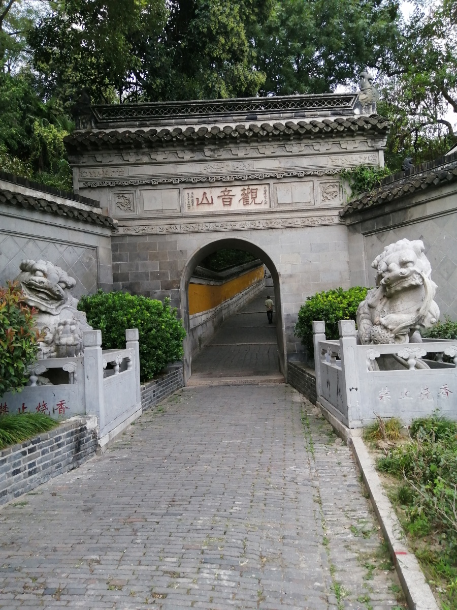 扬州观音山.据当地人介绍,每年6月会有很多人来这里祈子.