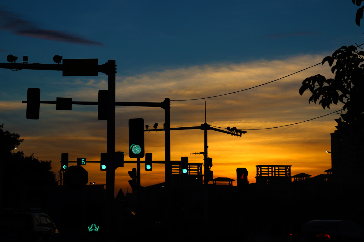 城市一角红绿灯下的晚霞