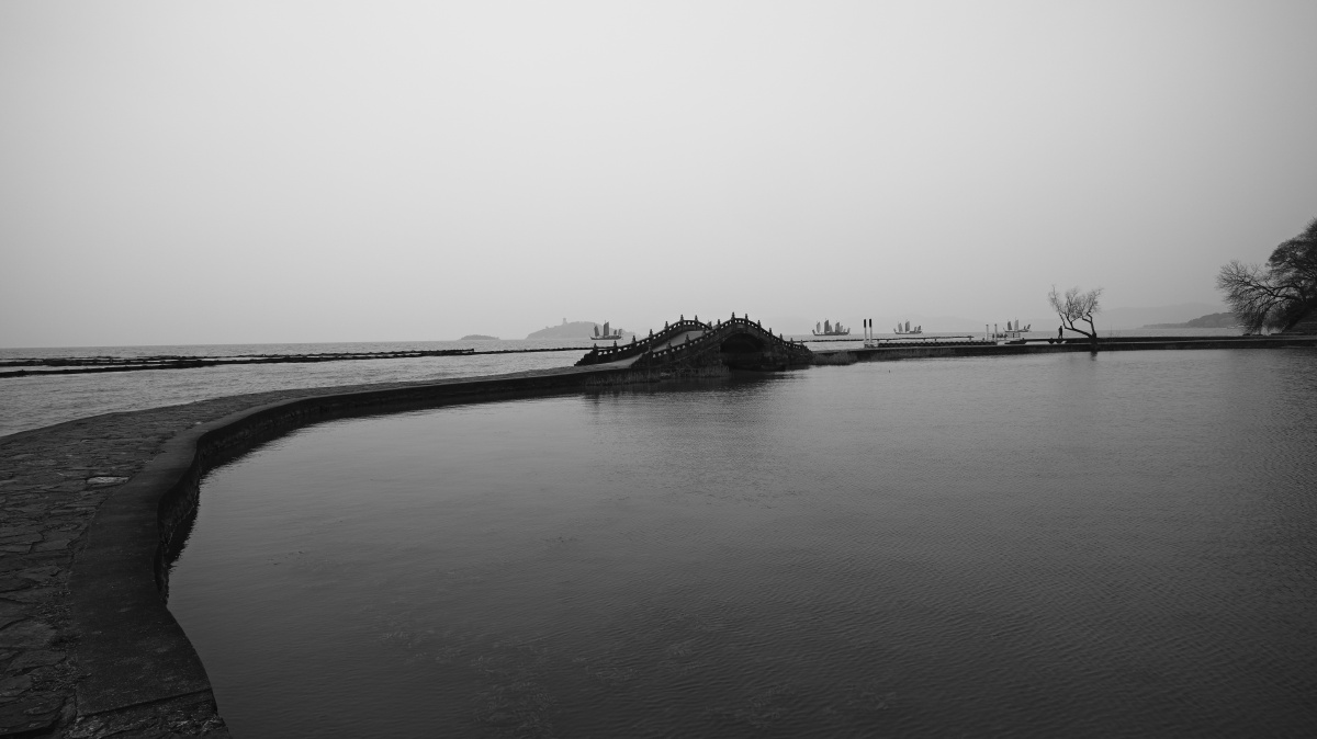 鼋头渚内最少人迹的万浪桥雨过天街关注